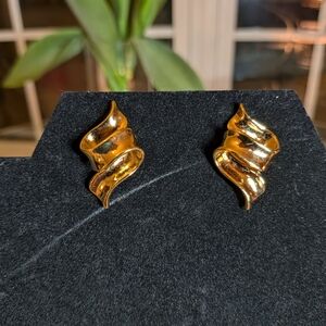 Avon Gold Tone Ribbon Earrings